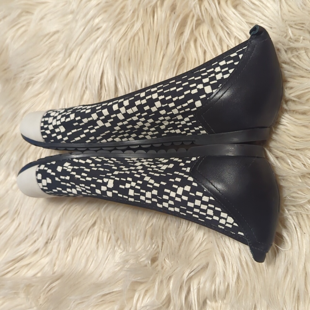 Munro Black and White Geometric Flats Sz 8 - Picture 3 of 7